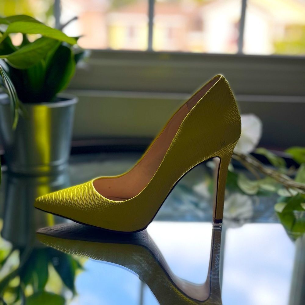 Jessica Simpson Yellow Snakeskin Heels Pumps Claudette Lemon D'Orsay Size 5.5M - Picture 3 of 11